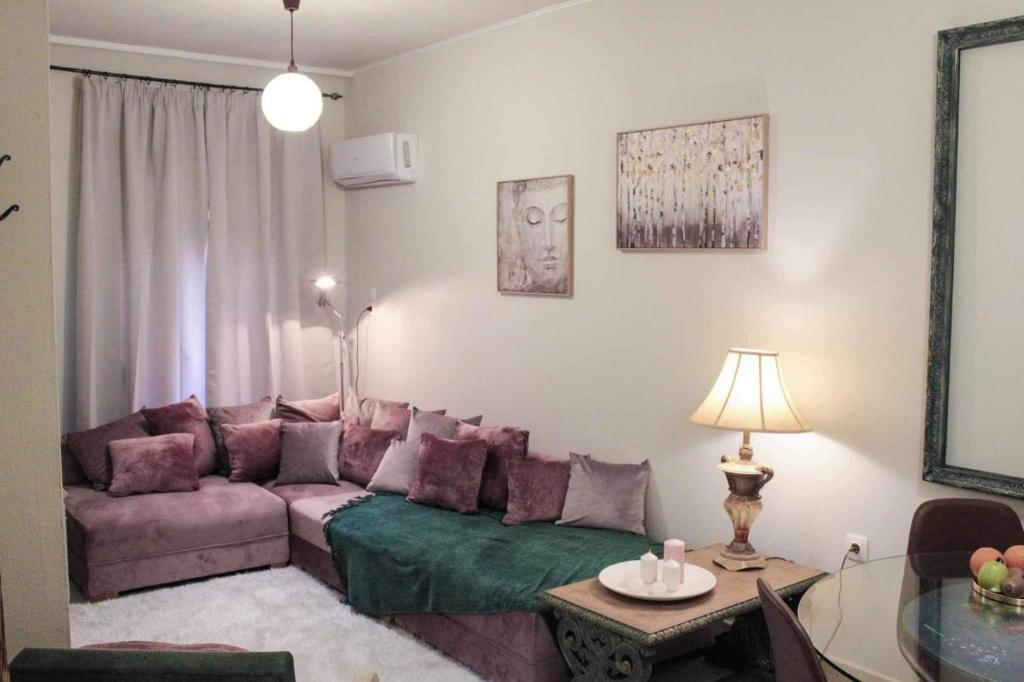 弗洛里纳Lucato apartment的客厅配有沙发和桌子