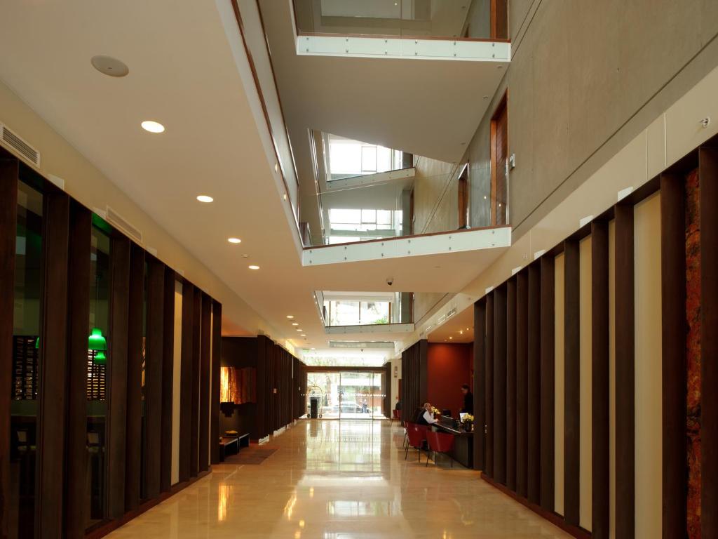 圣地亚哥NOI威塔促拉酒店的建筑中空的走廊,天花板