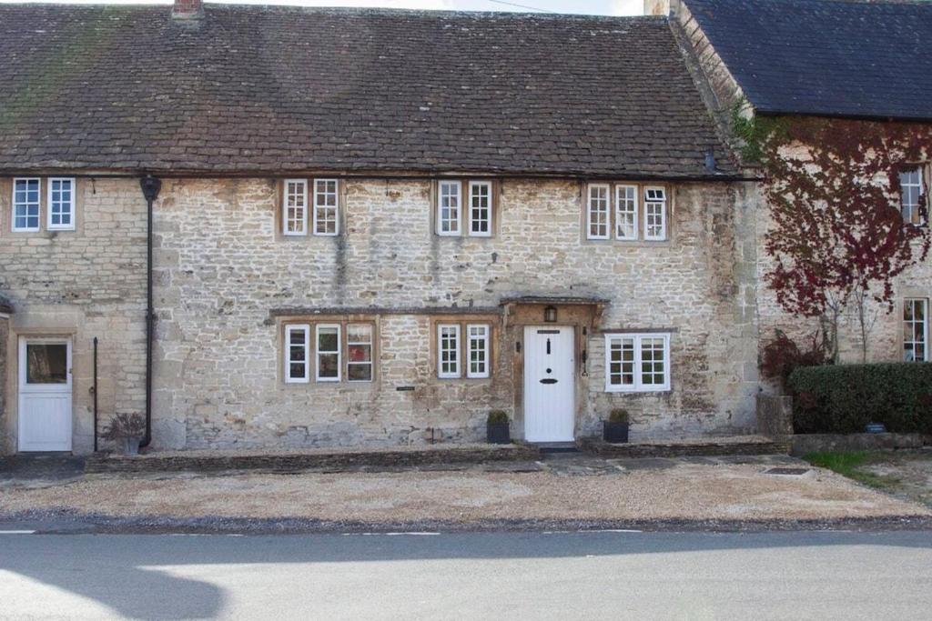 Biddlestone※ Charming Country House Nr Bath (WC)※的白色门窗的旧砖屋