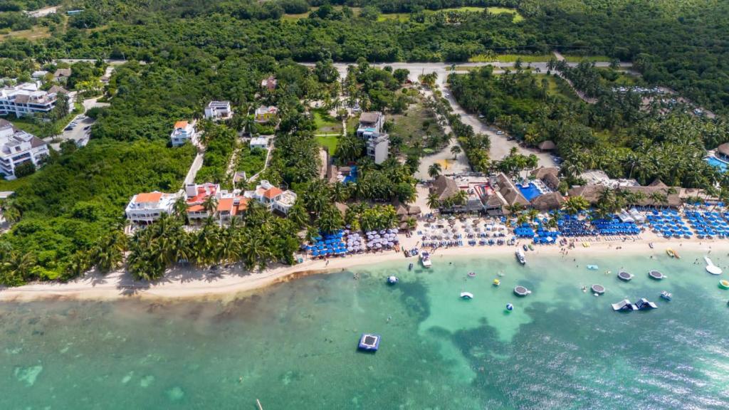 科苏梅尔Maia Suites Cozumel的享有度假村海滩的空中景致
