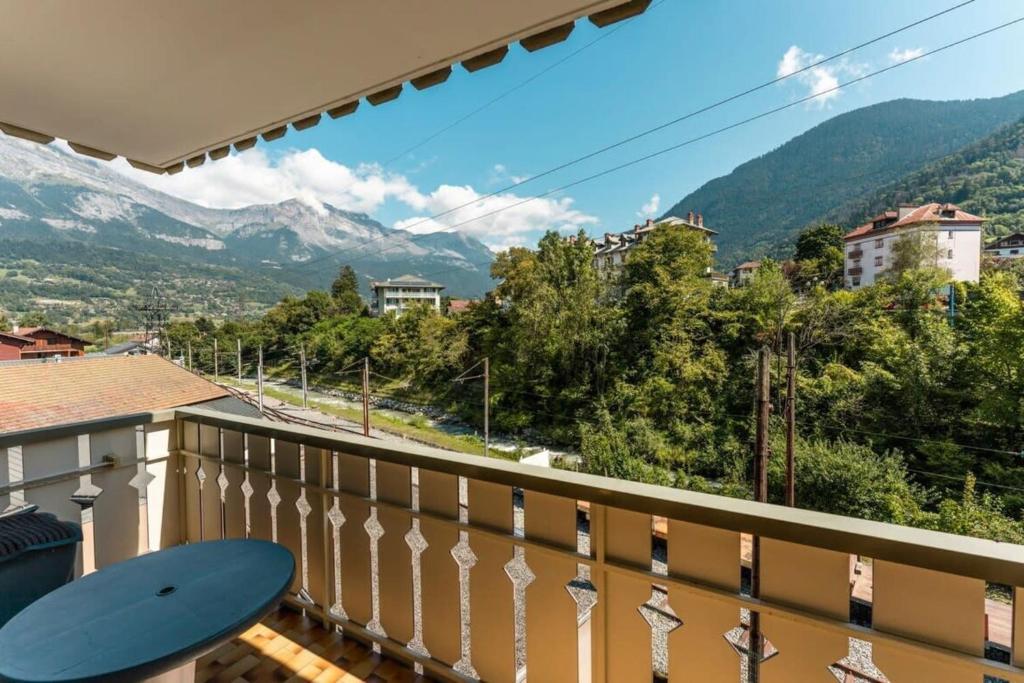 圣热尔韦莱班Bon Nant furnished flat的山景阳台。