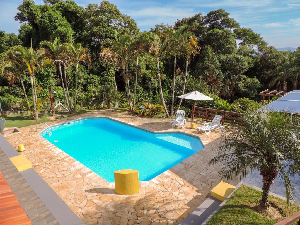 伊比乌纳LINDA Chácara - IBIÚNA - Condomínio的度假村游泳池的图片