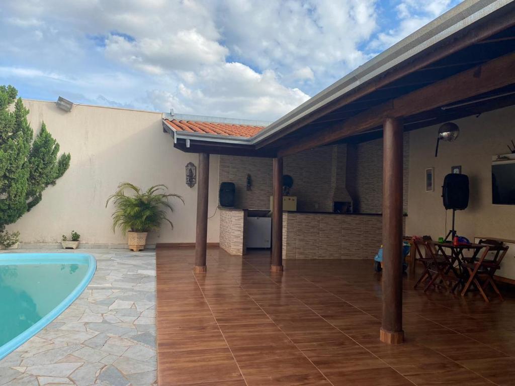 巴雷图斯Casa com piscina disponível pra festa do peão的一个带游泳池和房子的庭院
