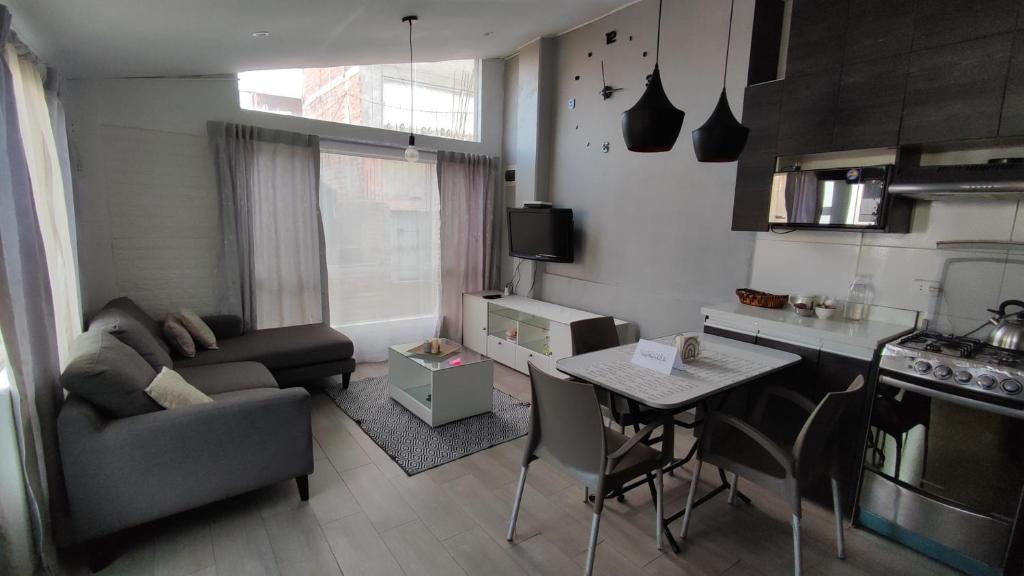 普诺MiniDepartamento Céntrico Puno的带沙发和桌子的小客厅