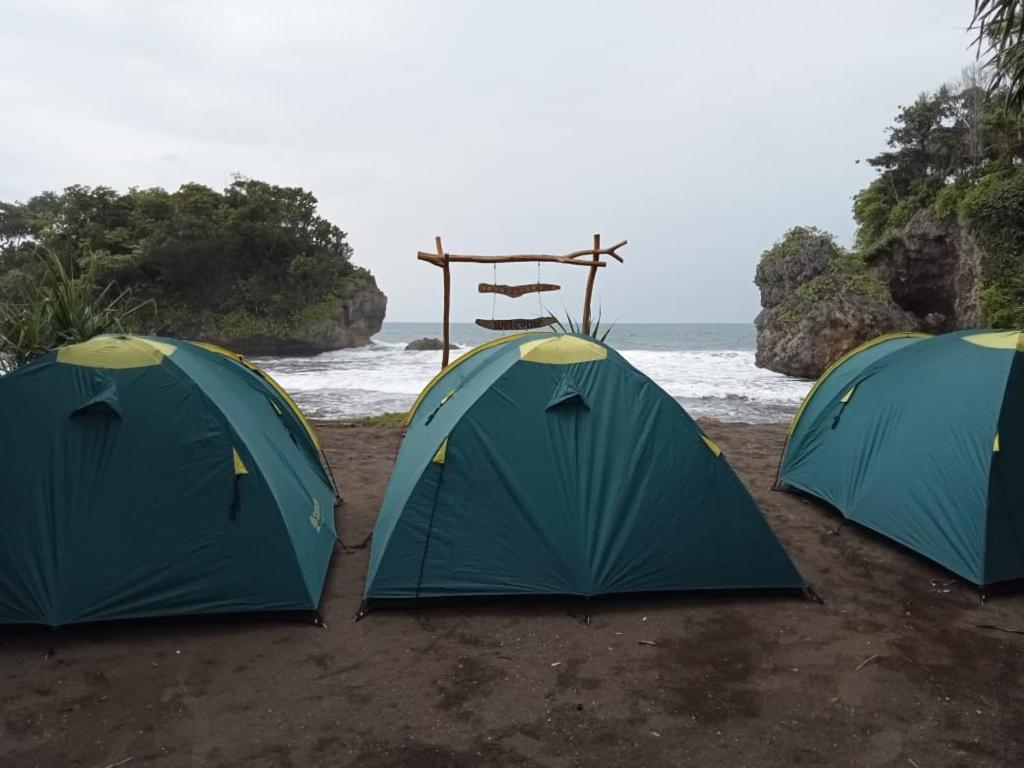 BulakbendaMadasari Outdoor Camping Tenda Paket Hemat的三个帐篷,位于海边