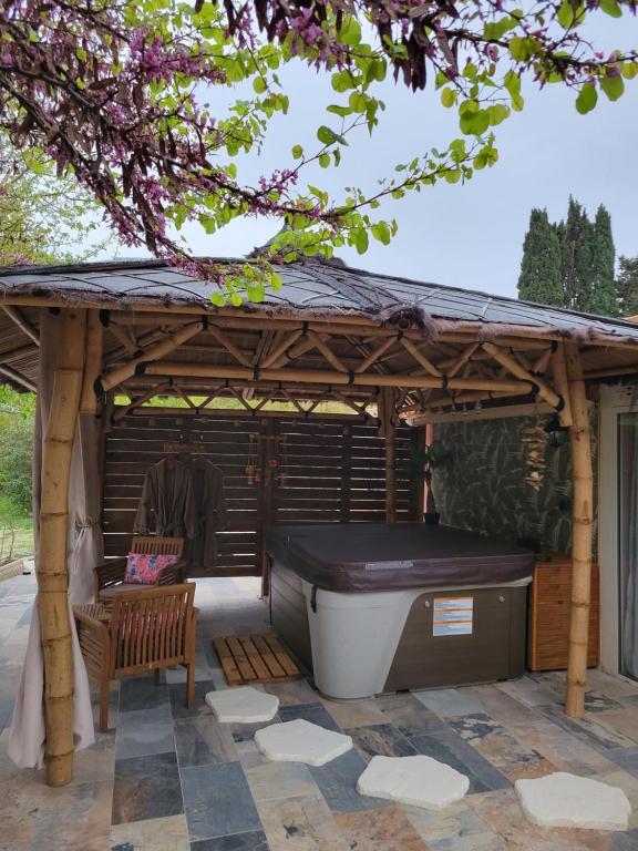 贝济耶Au secret des Brégines的木制凉亭设有热水浴池和长凳