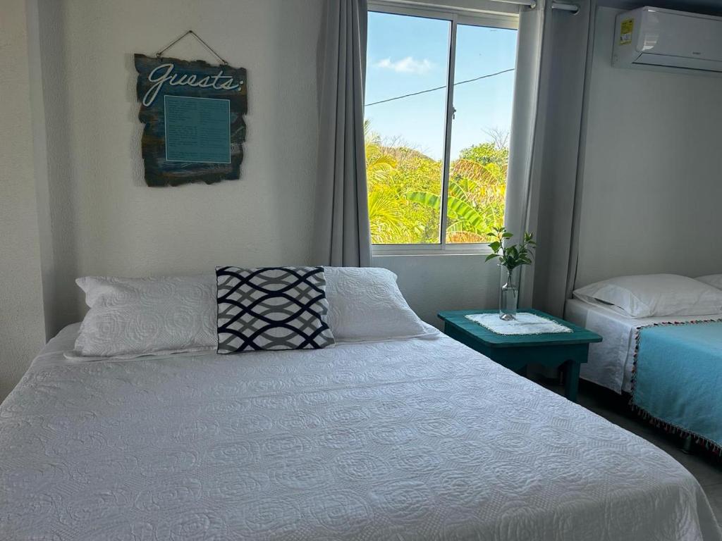 Santa Catalina IslandMiss Francia´s Home的卧室配有白色的床和窗户。