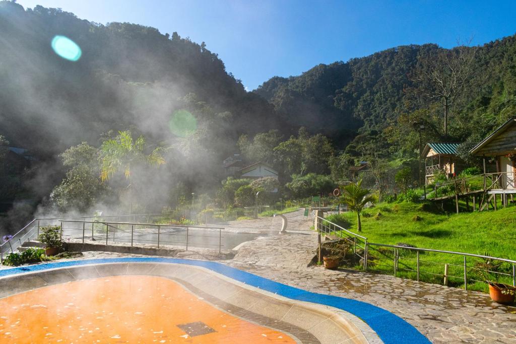 圣罗莎德卡瓦尔Hotel Termales San Vicente的一座带桥梁和山脉的温泉