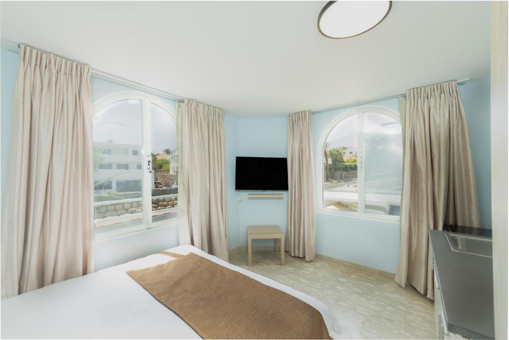 Villa Li Eilat的电视和&#47;或娱乐中心