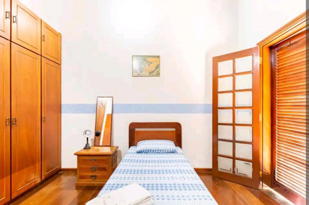 科蒂亚Casa na Granja Viana - Cotia的一间卧室配有一张床、梳妆台和镜子