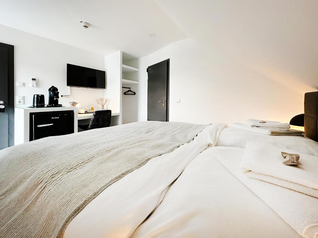 锡根SI-View Doppelzimmer Zimmer 23的白色卧室设有一张白色大床