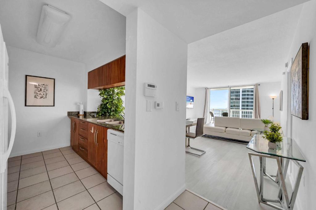 迈阿密Deluxe 1 Bedroom Apartment • Brickell • Ocean View的公寓内设有开放式厨房和客厅。
