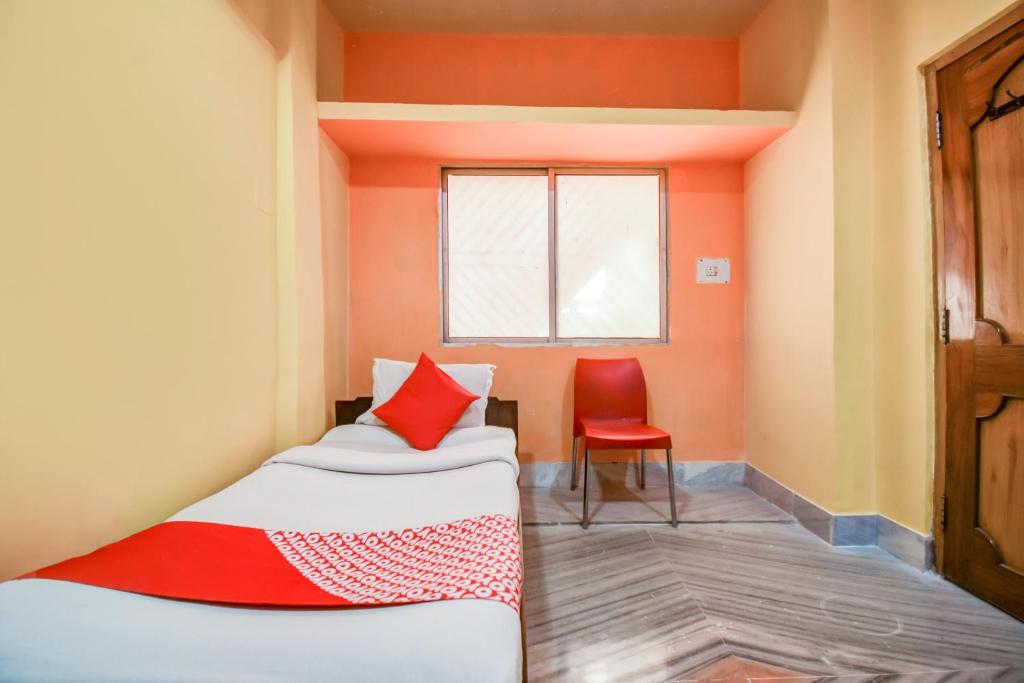 RourkelaSuper OYO Hotel Priyal Amrit Sagar的一间设有两张床和红色椅子的房间