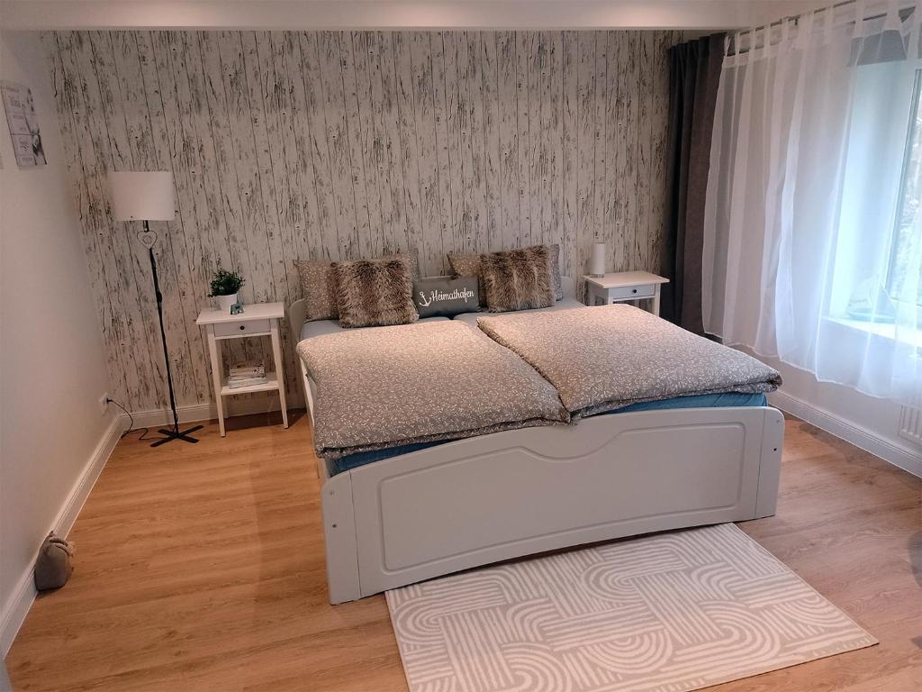 弗伦斯堡Ruhige Einzimmerwohnung的卧室配有白色的床