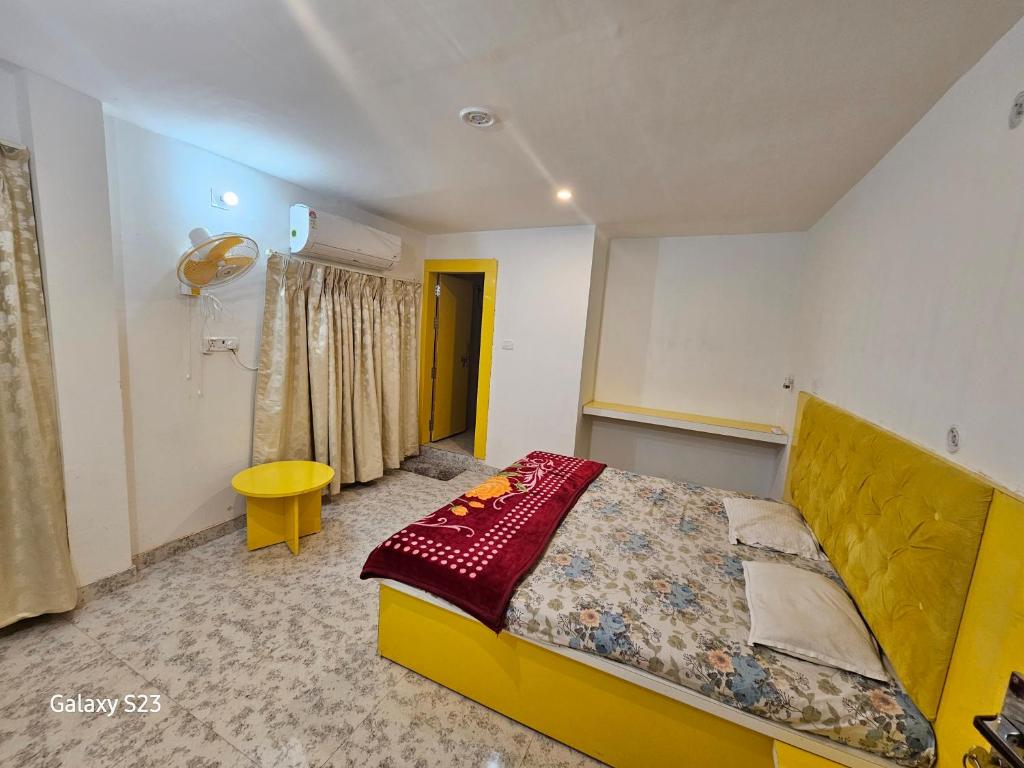 奥拉奇哈The Ortus Stays -The Sunset Room的一间卧室配有黄色的床和黄色凳子