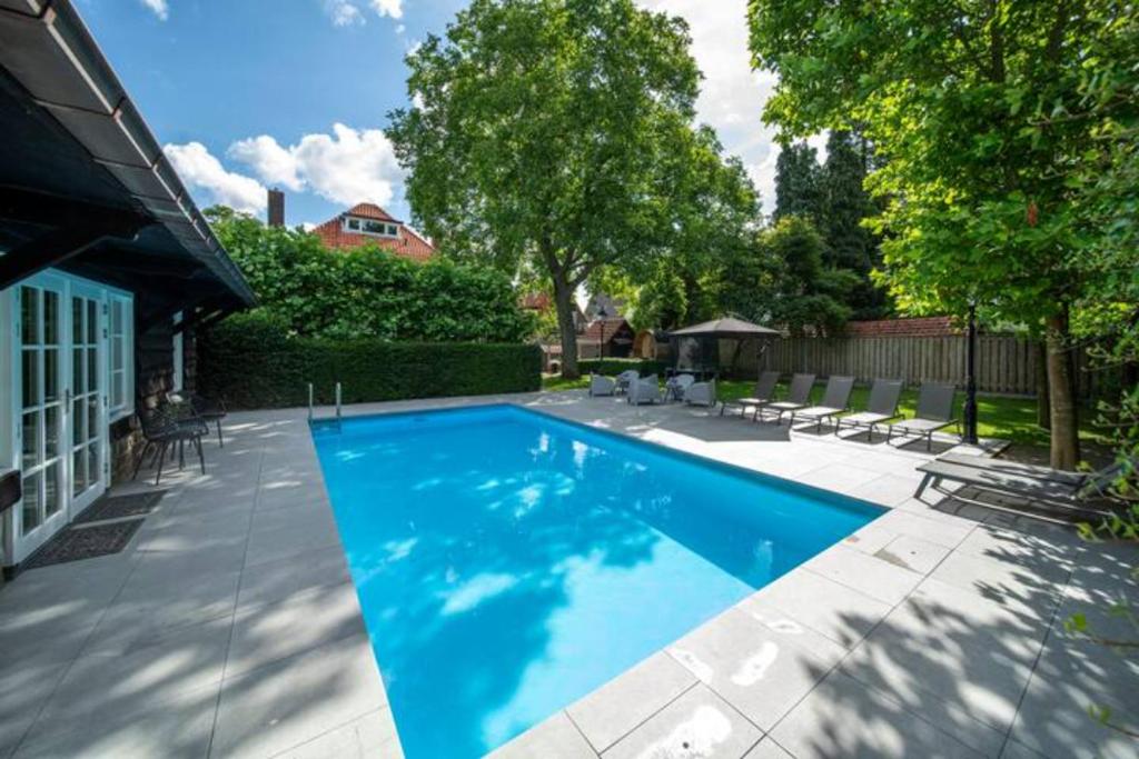 赫尔蒙德Hush Bed & Breakfast的庭院里的一个蓝色海水游泳池
