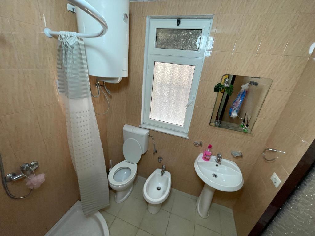 斯库台Shkodra Guest House的带淋浴、卫生间和盥洗盆的浴室