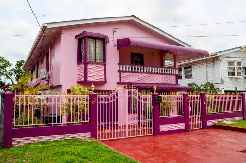 乔治敦Casa Rosa的粉红色的房子,带紫色的围栏