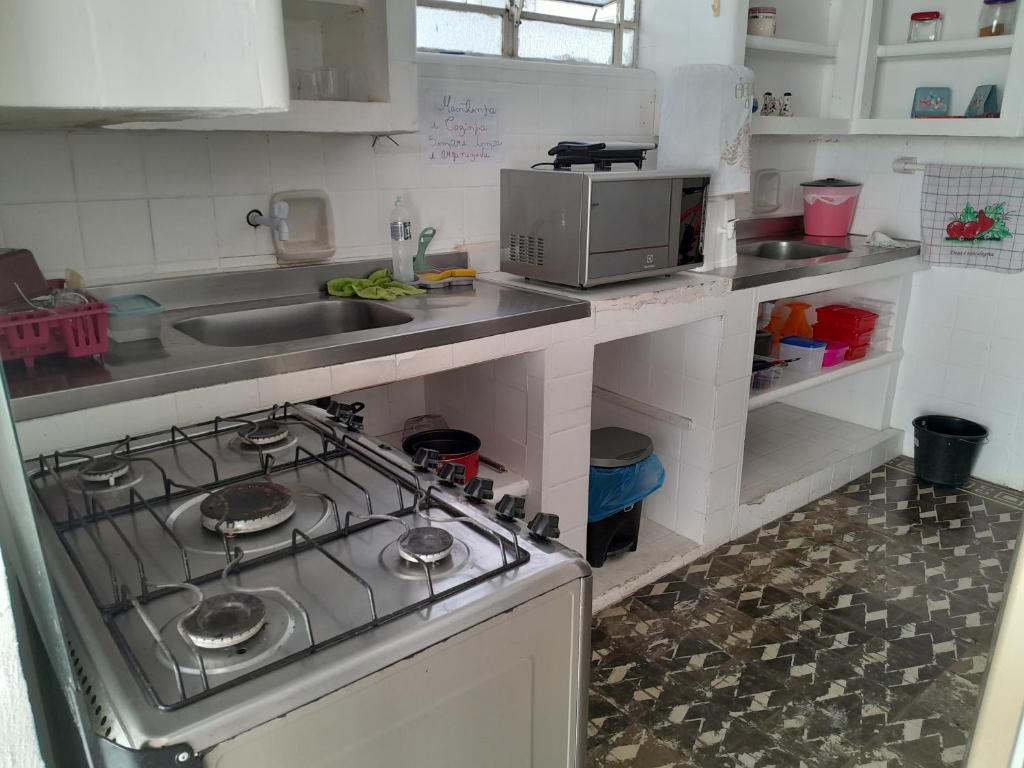 累西腓Oxen Hostel 2024的厨房配有炉灶和水槽