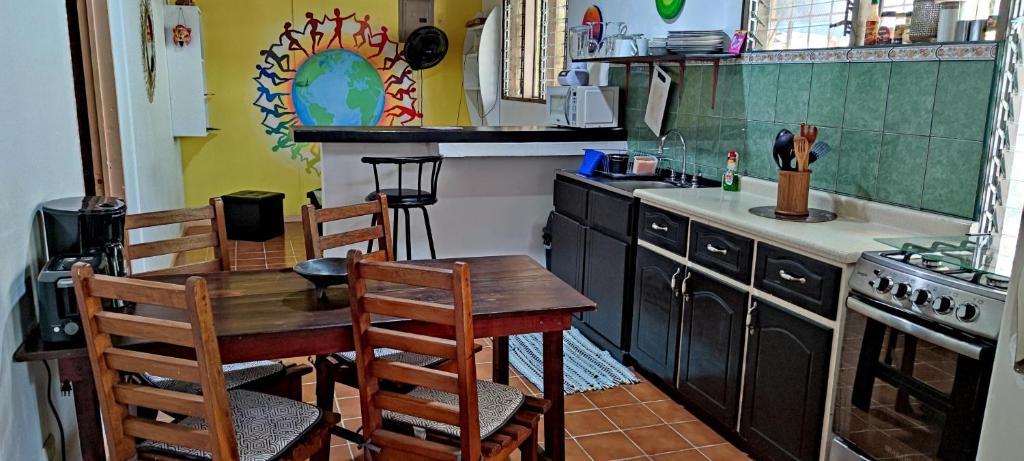 萨玛拉Alta Vibra Appartement的厨房配有桌椅和炉灶。