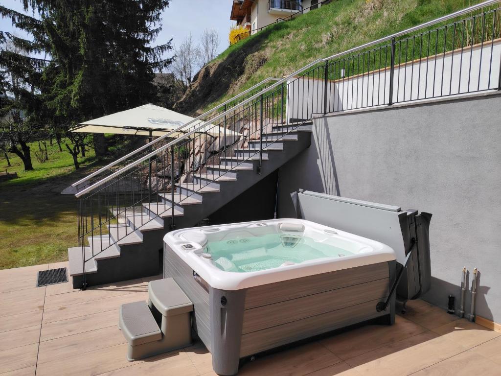 卡瓦莱塞MOUNTAIN DELUXE 27 APARTMENTS的热水浴池位于带楼梯的甲板上