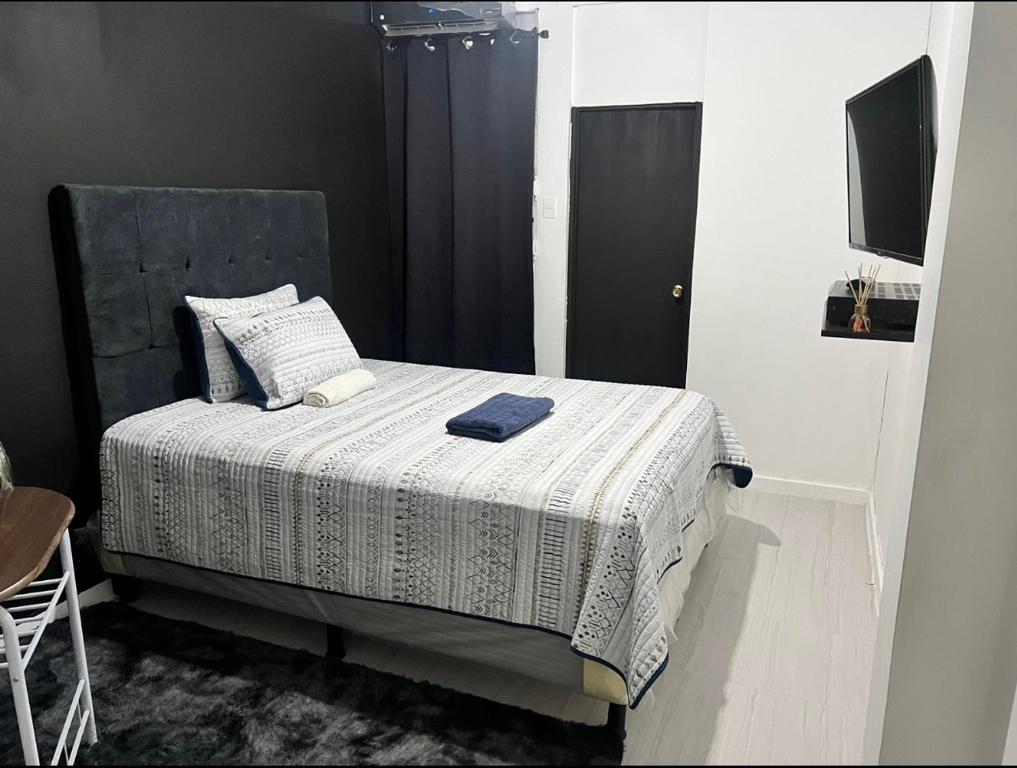 圣萨尔瓦多Habitación #2的卧室配有带白色棉被的床