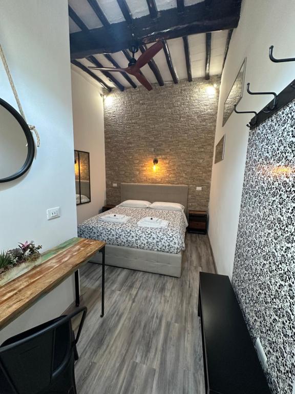 佩鲁贾Residenza la Mandorla的卧室配有一张床和一张桌子
