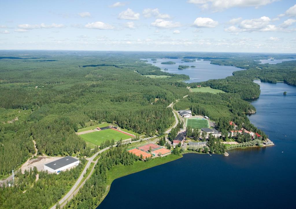 NastolaPajulahti Olympic & Paralympic Training Center的享有湖泊中一个大岛的空中景色