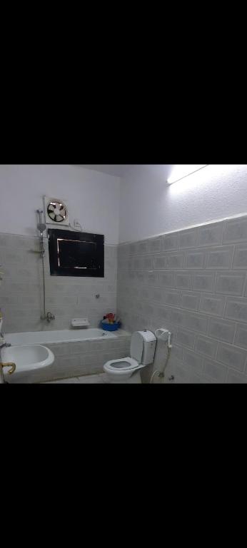 麦地那العنبرية4的一间带卫生间和水槽的浴室