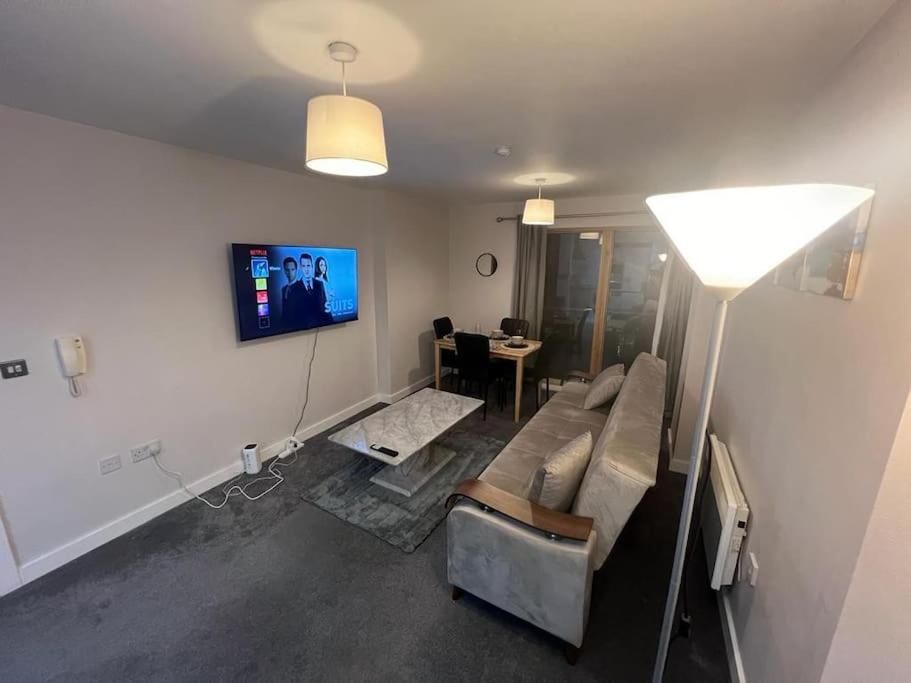 曼彻斯特AO Arena flat Manchester, with parking的客厅配有沙发和墙上的电视