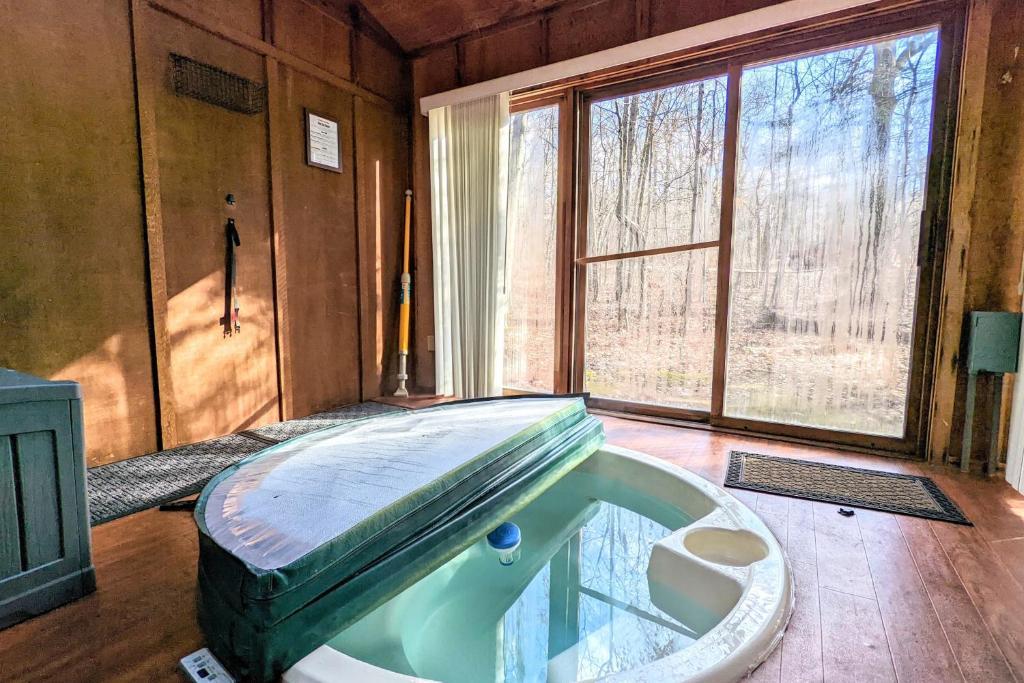 莱克哈莫尼Alpine Allure by AvantStay Indoor Hot Tub Game Loft Enclosed Deck的房屋内带大浴缸的浴室