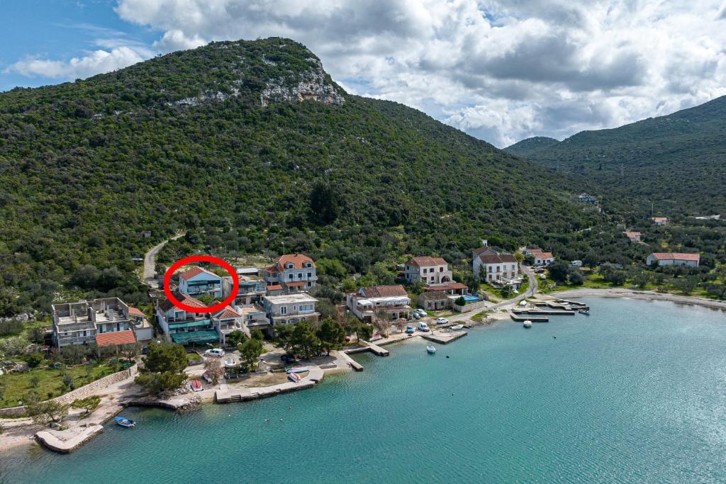 普特尼科维奇Apartments by the sea Luka Dubrava, Peljesac - 14040的红圆的度假村的空中景观