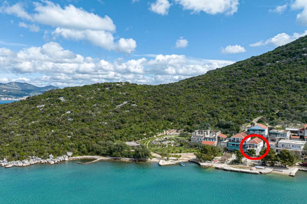 普特尼科维奇Apartments by the sea Luka Dubrava, Peljesac - 14187的水中的岛屿,上面有一个红圆