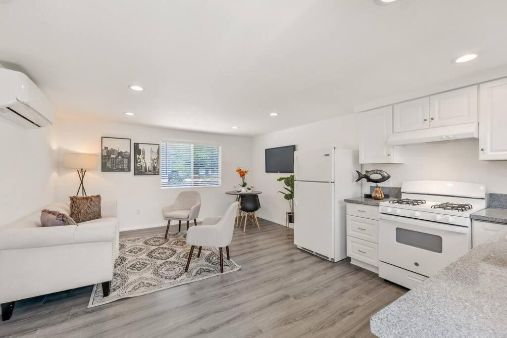 洛杉矶Modern 1-Bedroom Home in a Prime LA Location的厨房以及带沙发和桌子的客厅。