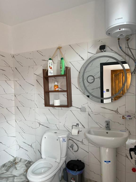 阿伊特本哈杜科萨万年青本哈杜宾馆的一间带卫生间和水槽的浴室