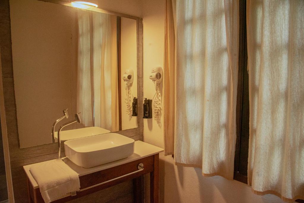 坎布里Alua Camburi的一间带水槽和镜子的浴室