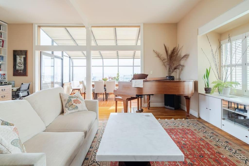 旧金山Dreamy 3-Story House : Sunroom + City Skyline View的带沙发和钢琴的客厅