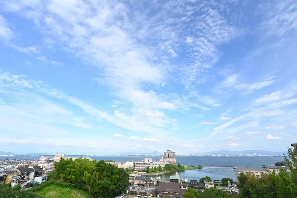 大津琵琶湖花街道旅馆的云天城市景观