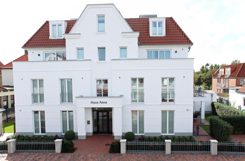 万根沃格Haus Anna - Wohnung 3的带有读取伊萨姆的标志的白色房子