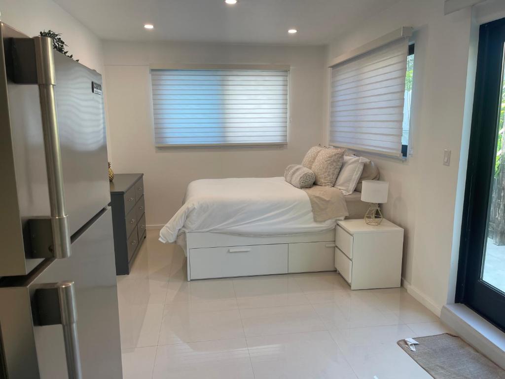 达尼亚滩Comfy studio的一间卧室设有一张床和一个窗口