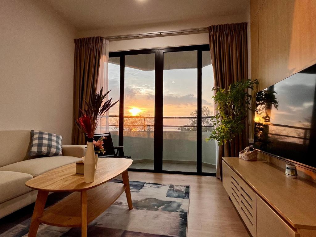 Kampong Pantai DusunNetflix-Seaview-SunsetView-PuteriBeach-Mutiara Beach Resort Melaka的客厅配有沙发和桌子