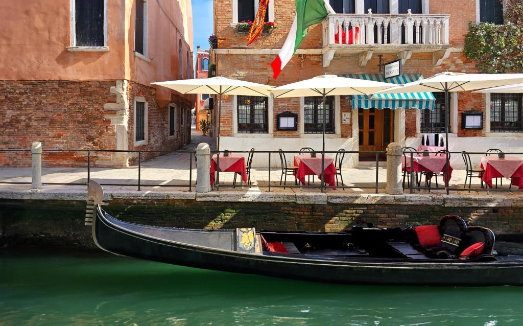 威尼斯梅斯纳尔酒店的餐馆前的水中的一个缆车