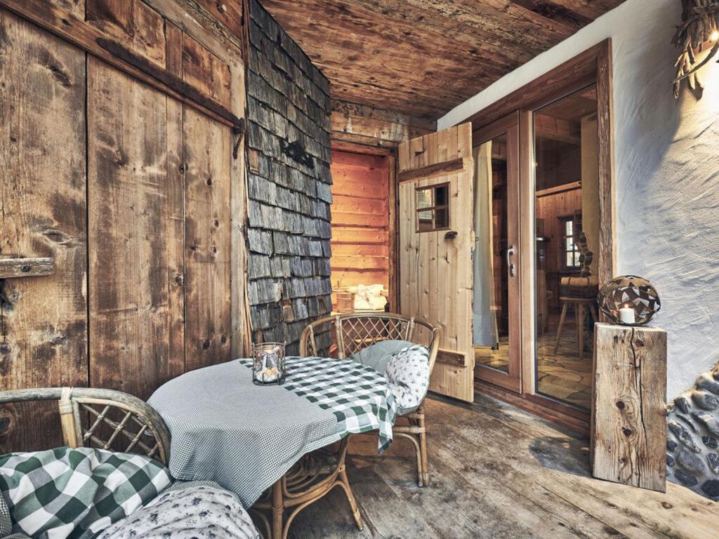 格伦Rustic holiday home with sauna的配有桌椅和木墙的房间