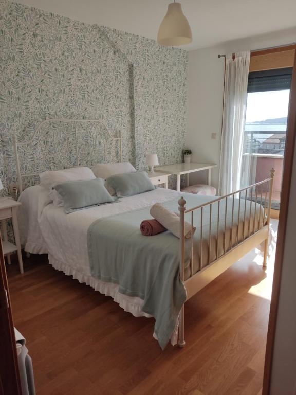 坎巴多斯Cambados Apartamento VUT-PO-TU986D的卧室配有白色的床和窗户。