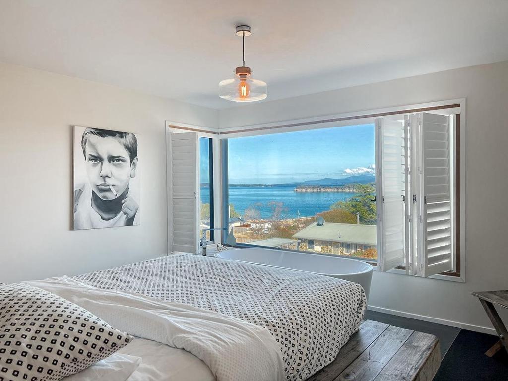 AlonnahCouples Getaway on Bruny Island的卧室设有海景大窗户