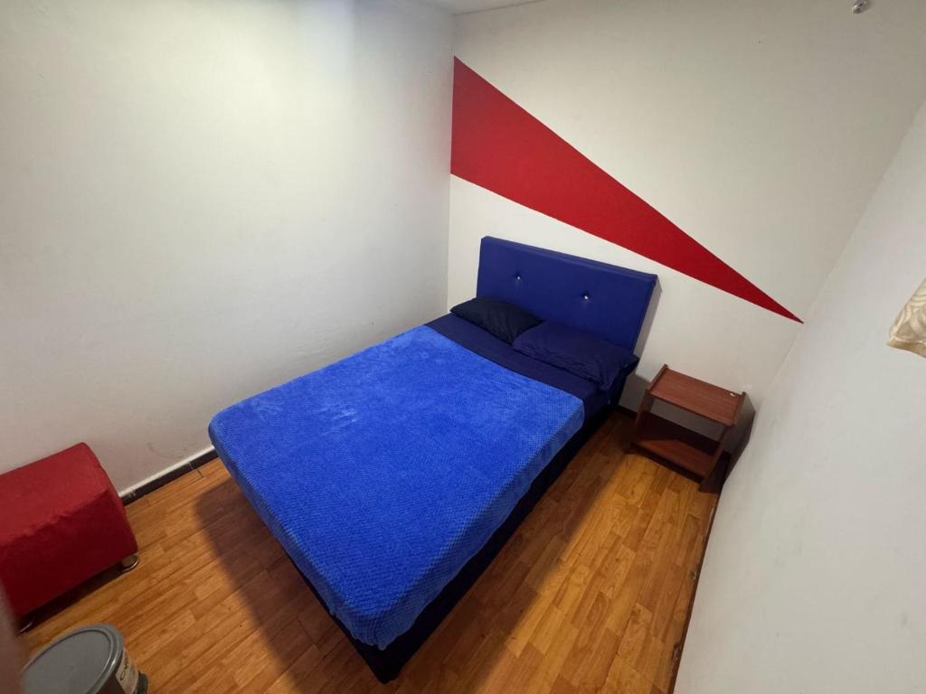 波哥大Hostel Bogotá Niza Tu sitio的一间小卧室,房间内设有一张蓝色的床