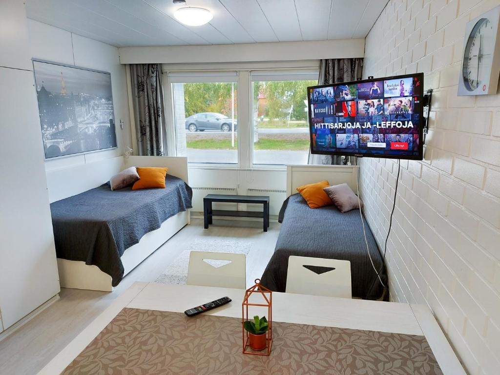 图里Tuurin Yösäilö的客房设有两张床和一台平面电视。