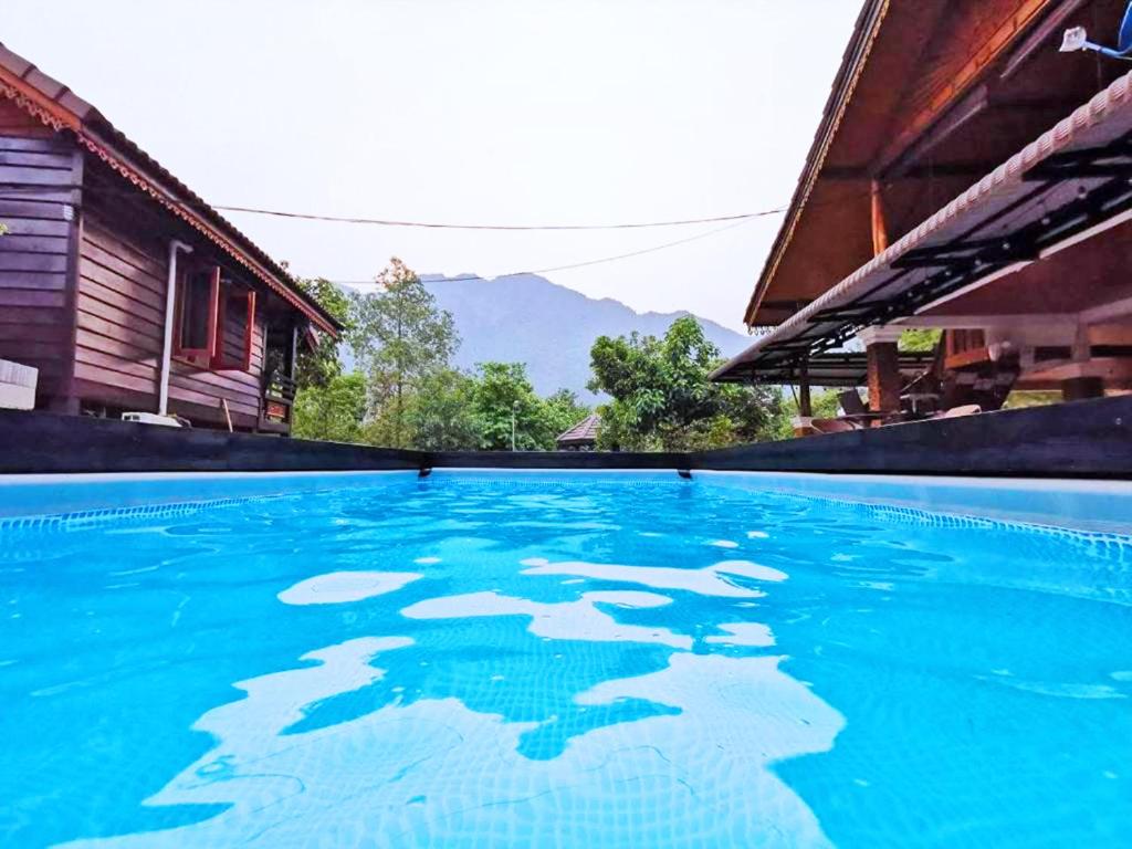 万荣Vang Vieng Garden Villa的水面上冰的游泳池