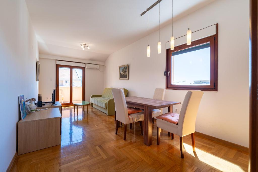 布德瓦Family One bedroom apartment with Panoramic city view的用餐室以及带桌椅的起居室。