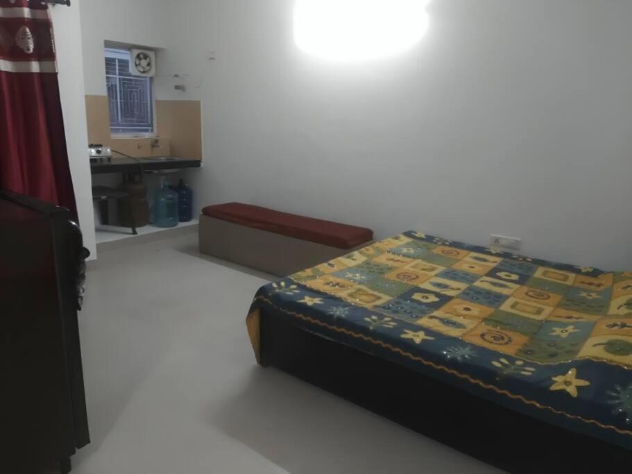 马图拉Apartment in Omaxe, Vrindavan的卧室配有一张床